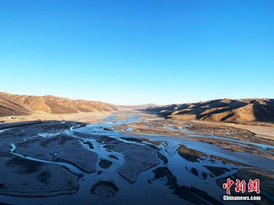 果洛州达日县境内的黄河。青海省果洛州地处三江源腹地，黄河在果洛境内蜿蜒760公里，是“中华水塔”的重要组成部分和国家重要的生态安全屏障。中新社记者 孙睿 摄