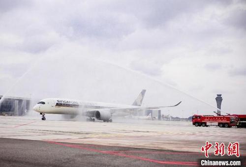 中国侨网新加坡航空首航航班飞抵天府机场，并接受国际民航中高级别礼仪——过水门。　新航 供图